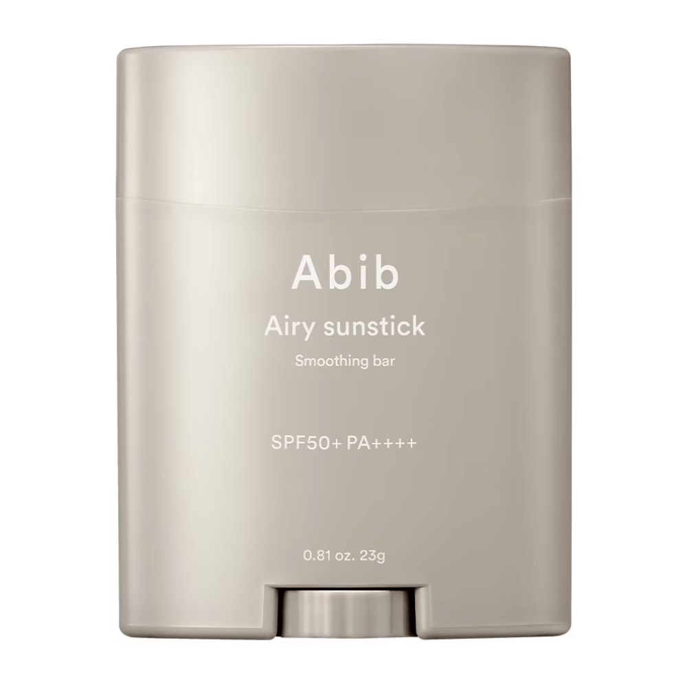 Obrázok ukazuje béžovú tyčinku na opaľovanie od Abib s textom "Airy Sunstick Smoothing Bar" a ochranným faktorom SPF50+ PA++++, ideálnu na každodennú ochranu pred UV lúčmi.