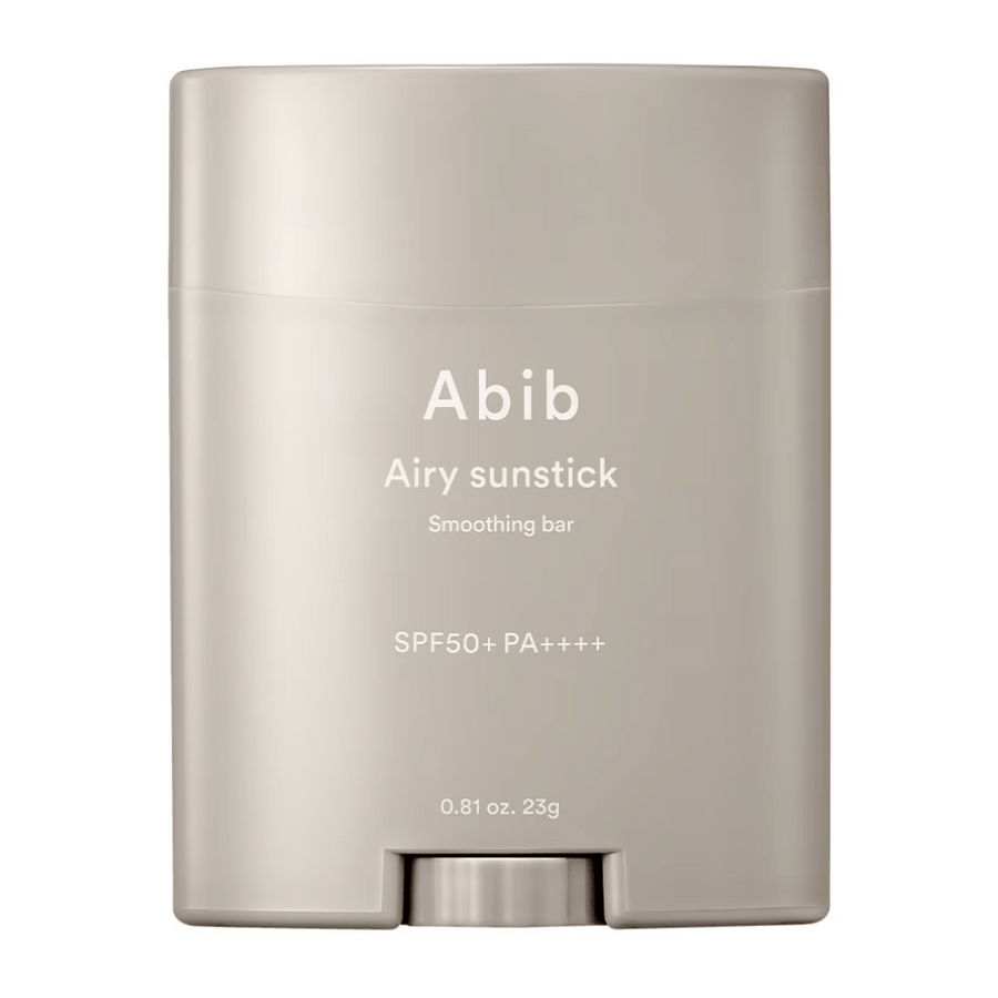 Obrázok ukazuje béžovú tyčinku na opaľovanie od Abib s textom "Airy Sunstick Smoothing Bar" a ochranným faktorom SPF50+ PA++++, ideálnu na každodennú ochranu pred UV lúčmi.