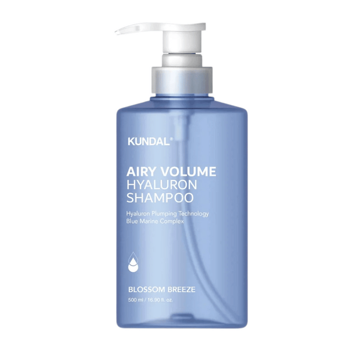 KUNDAL Airy Volume Hyaluron Shampoo Blossom Breeze v modrej pumpovacej fľaši, objemový šampón s kyselinou hyalurónovou a Blue Marine Complex.