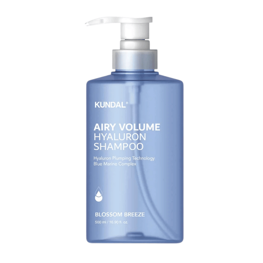 KUNDAL Airy Volume Hyaluron Shampoo Blossom Breeze v modrej pumpovacej fľaši, objemový šampón s kyselinou hyalurónovou a Blue Marine Complex.