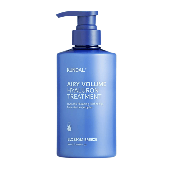 KUNDAL Airy Volume Hyaluron Treatment v modrej pumpovacej fľaši, 500 ml, s textom Blossom Breeze na etikete.
