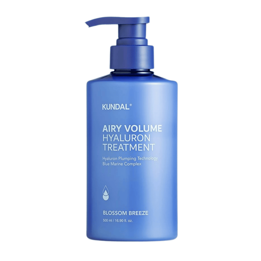 KUNDAL Airy Volume Hyaluron Treatment v modrej pumpovacej fľaši, 500 ml, s textom Blossom Breeze na etikete.
