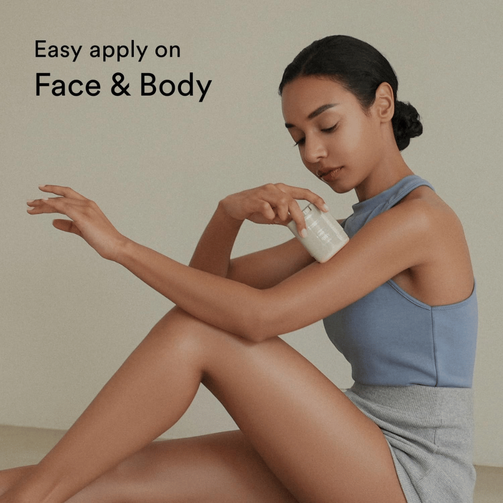 Obrázok ukazuje ženu, ktorá aplikuje tyčinku na opaľovanie na ruku. Text "Easy apply on Face & Body" zdôrazňuje, že produkt je ľahko použiteľný na tvár aj telo.
