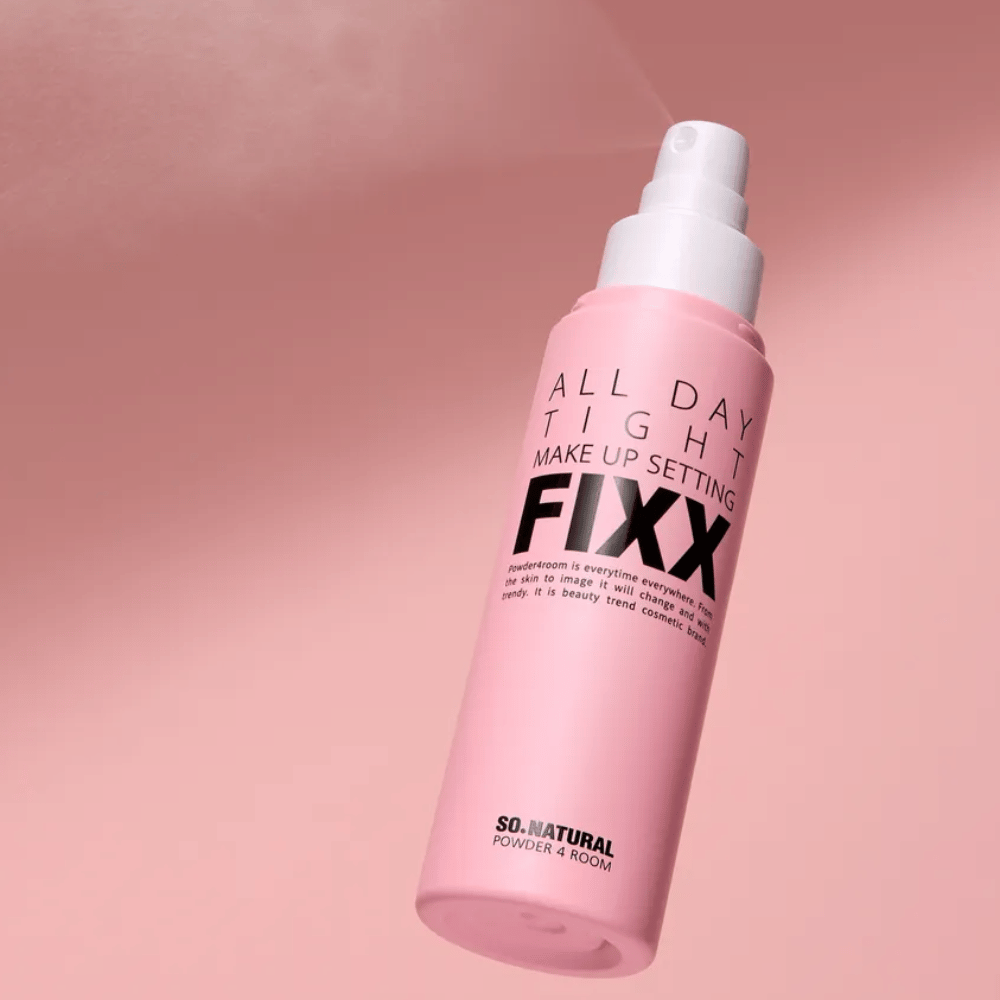 So Natural All Day Tight Make Up Setting Fixx sprejová fľaša na ružovom pozadí, ktorá fixuje make-up a zabezpečuje dlhú výdrž