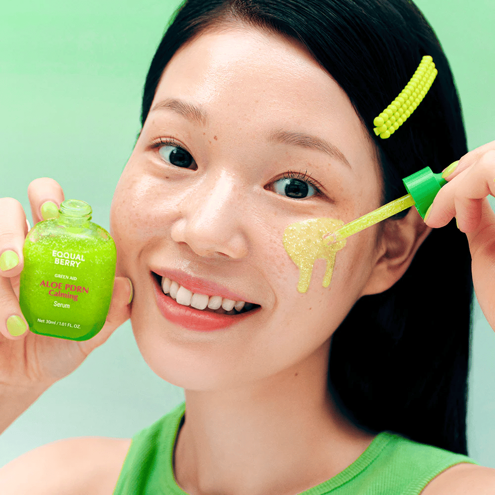 Modelka aplikuje EQQUALBERRY Aloe PDRN Calming Serum s pipetou – ľahké gélové sérum, ktoré upokojuje začervenanie a dodáva prirodzený lesk.
