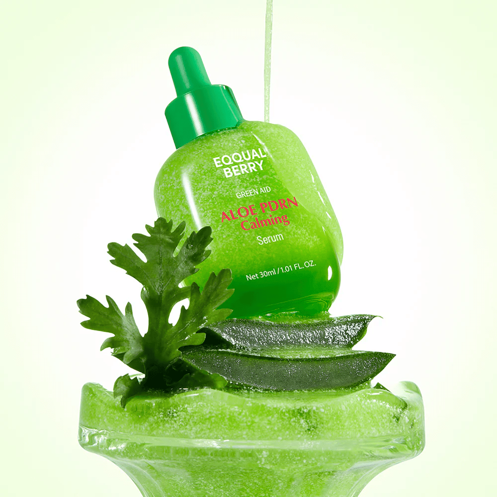 EQQUALBERRY Aloe PDRN Calming Serum umiestnená na aloe – hydratačné a upokojujúce sérum s PDRN pre podráždenú a suchú pokožku.