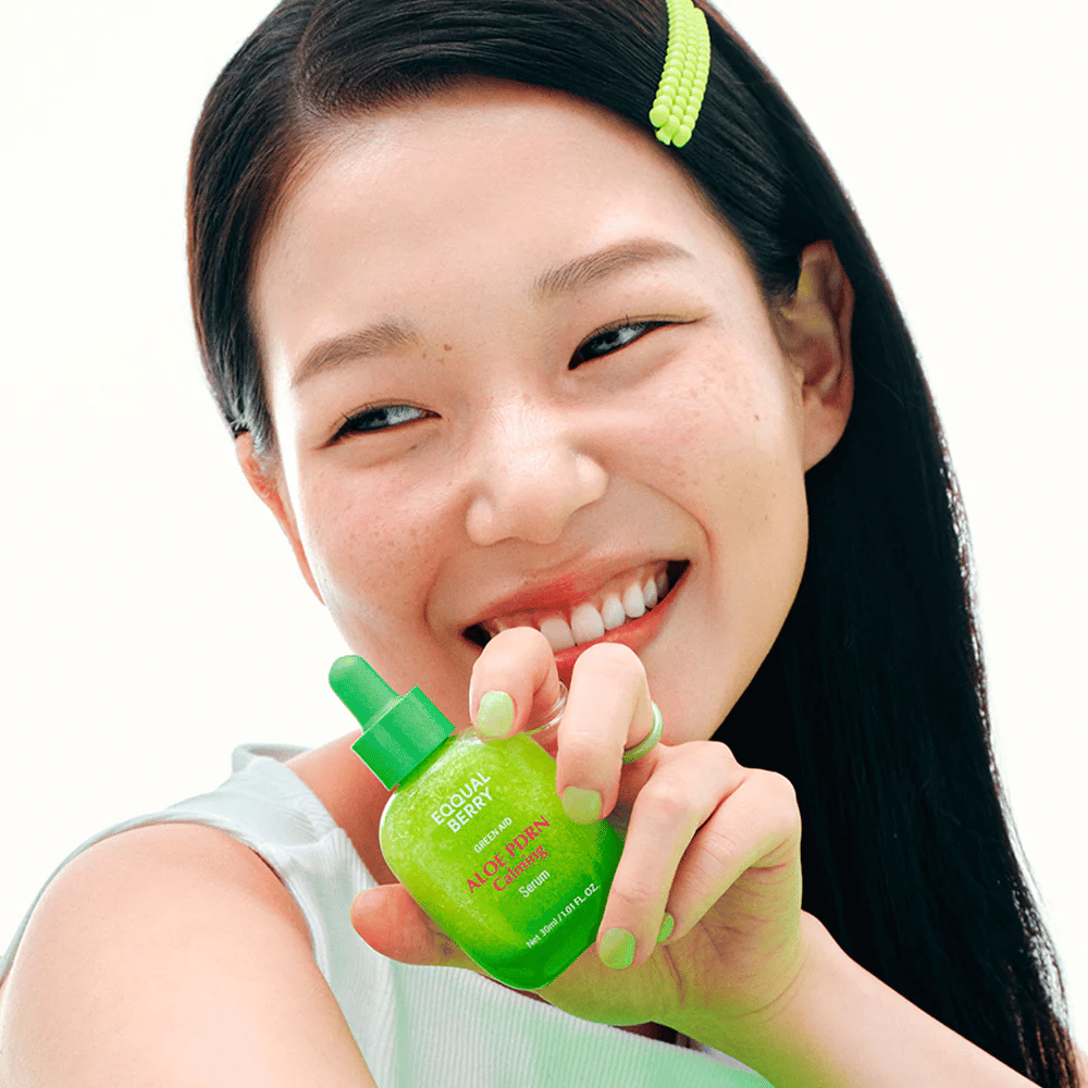 Modelka drží EQQUALBERRY Aloe PDRN Calming Serum – upokojujúce sérum pre citlivú pokožku s aloe vera a PDRN, ktoré posilňuje kožnú bariéru.