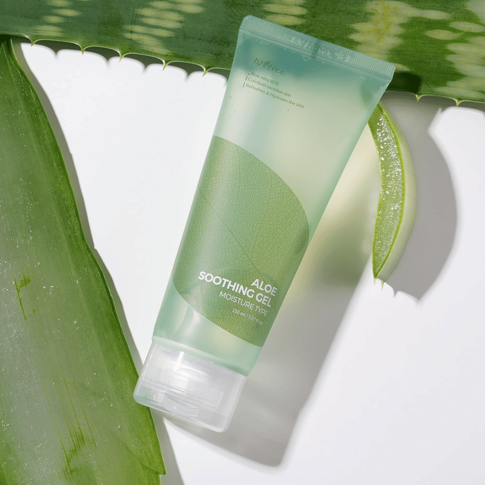 Isntree Aloe Soothing Gel Moisture Type – hydratačný gél s 80 % aloe vera, odfotografovaný s čerstvými listami aloe