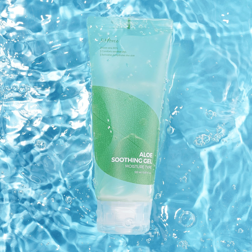 Isntree Aloe Soothing Gel Moisture Type 150 ml – upokojujúci a hydratačný aloe vera gél na modrom vodnom pozadí
