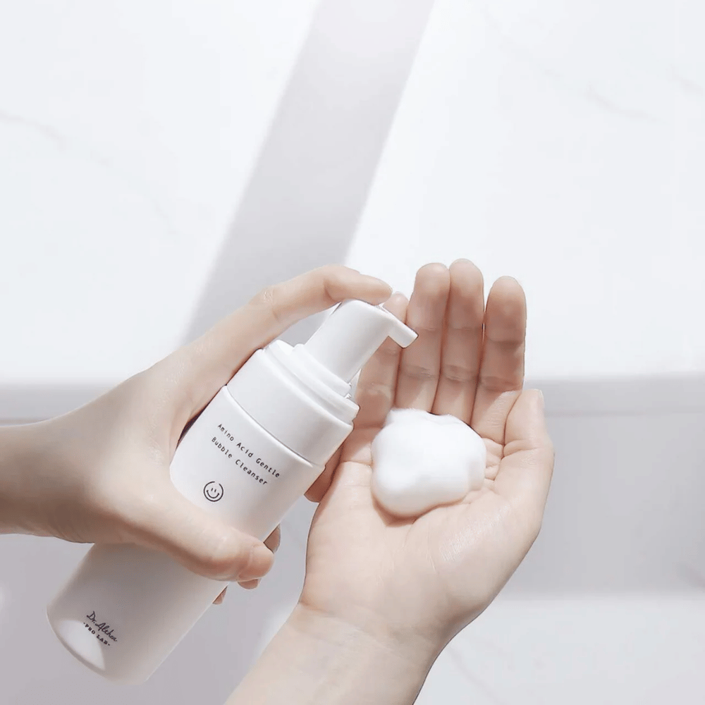 Dr. Althea Amino Acid Gentle Bubble Cleanser je jemná penivá čistiaca pena s aminokyselinami, ktorá efektívne čistí bez vysušovania pokožky. Perfektné pre citlivú pleť.