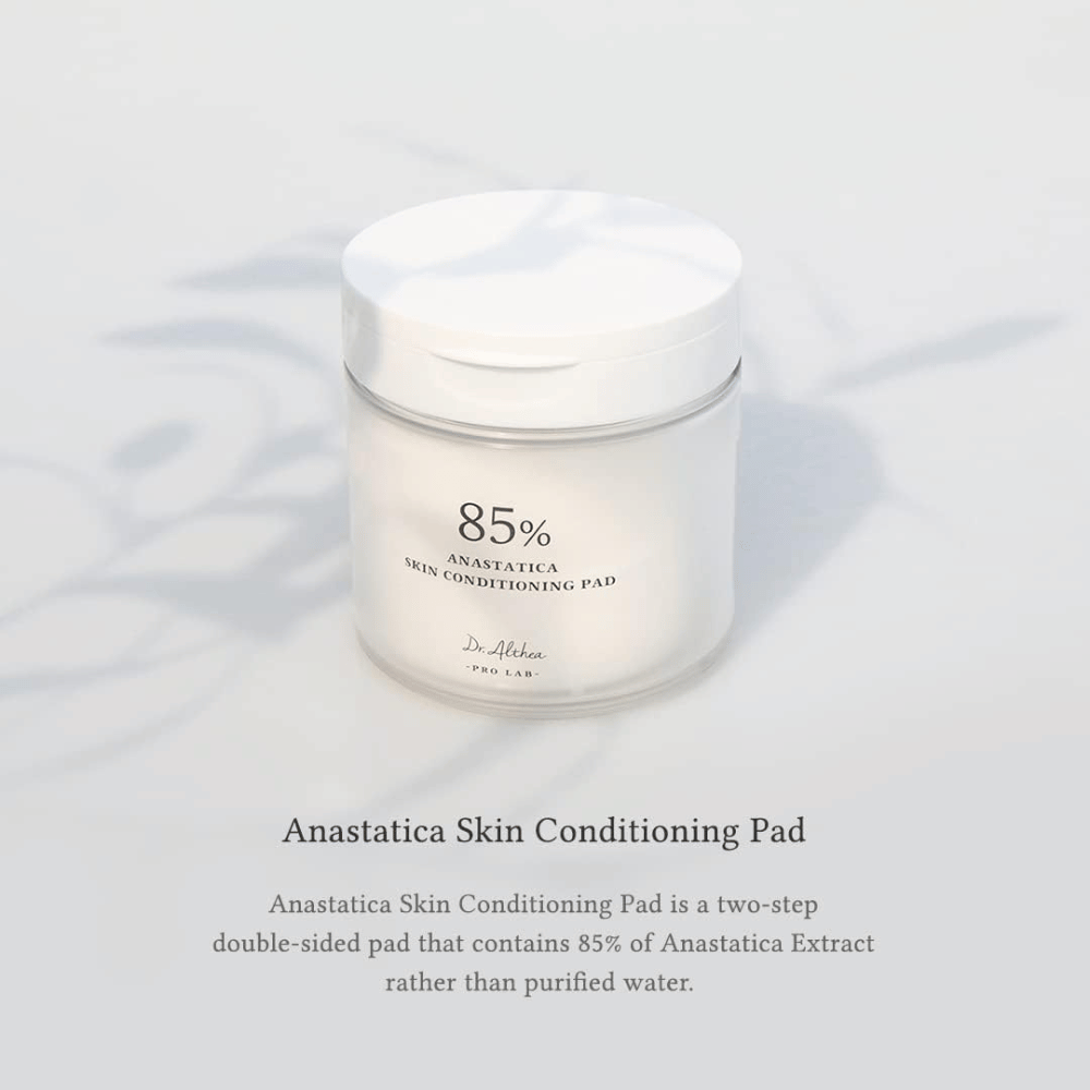 Dr. Althea 85 % Anastatica Skin Conditioning Pad s 85 % extraktu z Anastatica, ktorý hydratuje, posilňuje kožnú bariéru a zanecháva pleť jemnejšiu.