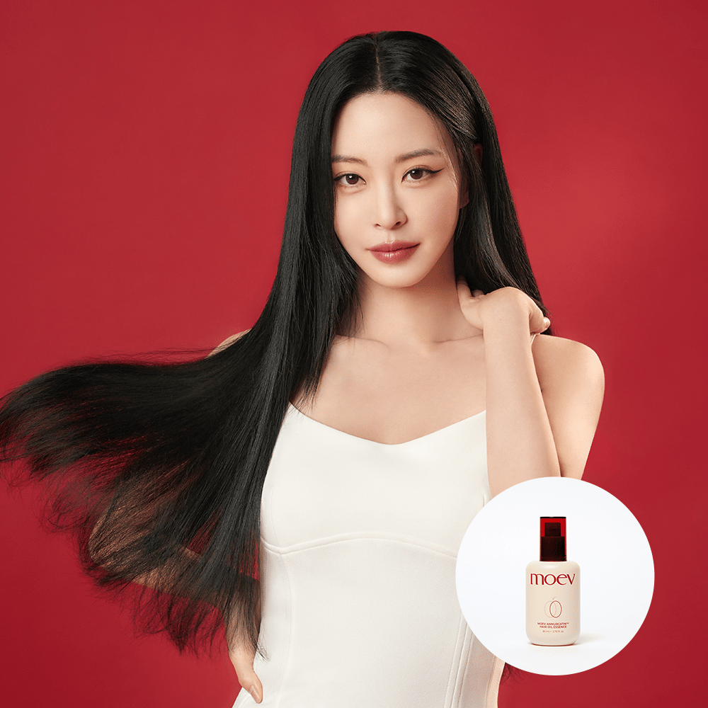 Žena s dlhými, lesklými vlasmi ukazuje výsledok MOEV Annurcatin Hair Oil Essence – kórejský vlasový olej, ktorý hydratuje a pôsobí proti krepovitosti pre hodvábne jemné vlasy.