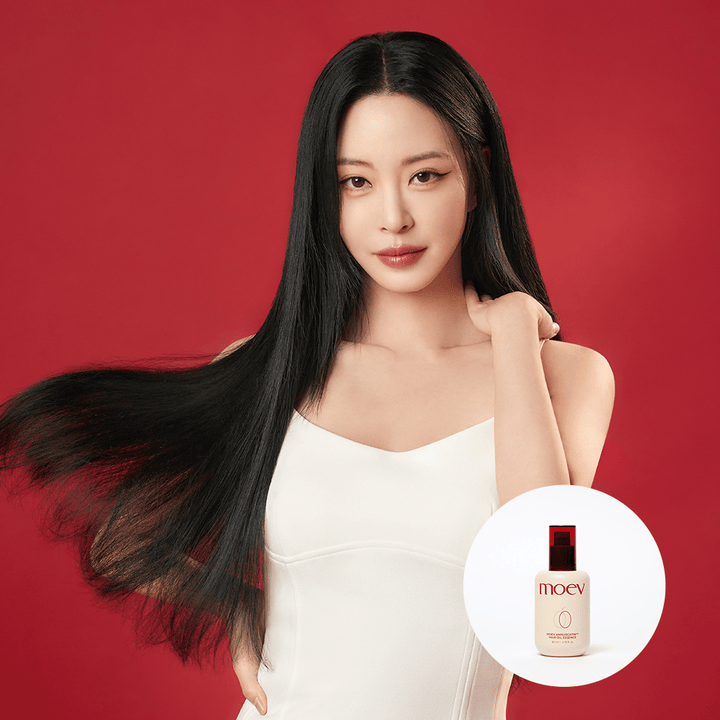 Žena s dlhými, lesklými vlasmi ukazuje výsledok MOEV Annurcatin Hair Oil Essence – kórejský vlasový olej, ktorý hydratuje a pôsobí proti krepovitosti pre hodvábne jemné vlasy.