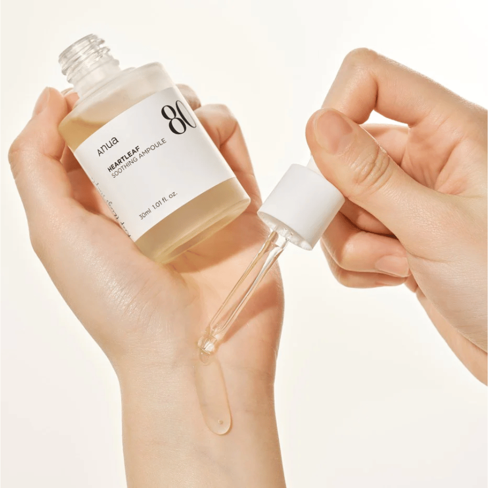 Ruka držiaca Heartleaf 80% Soothing Ampoule 30ml od Anua.