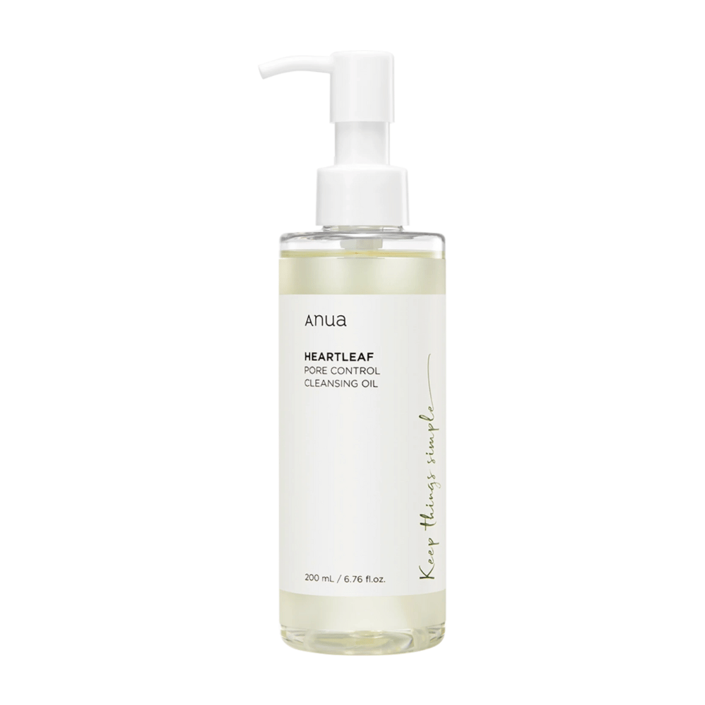 Obrázok zobrazuje ANUA Heartleaf Pore Control Cleansing Oil, produkt starostlivosti o pleť určený na čistenie tváre. Fľaša je priehľadná a etiketa má minimalistický dizajn, čo vytvára čistý a prirodzený pocit. Má objem 200 ml / 6.76 fl.oz. a praktickú pumpu pre jednoduché dávkovanie.