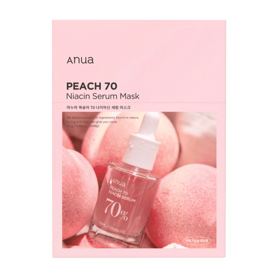 Balenie Anua PEACH 70 Niacin Serum Mask pred pozadím broskýň. Ružový dizajn balenia ladí s prírodnými odtieňmi broskýň a čiastočne viditeľná je priehľadná fľaša so sérom. Produkt zdôrazňuje použitie prírodných ingrediencií.