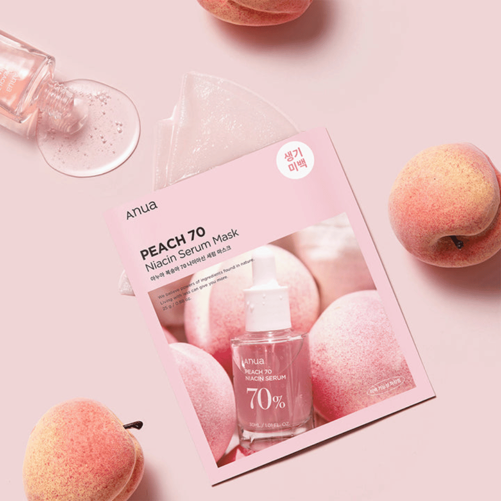 Obrázok Anua PEACH 70 Niacin Serum Mask, obklopený broskyňami a fľašou so sérom. Obrázok má jemné ružové pozadie, ktoré dopĺňa ružové balenie a zvýrazňuje produkt a ingrediencie.