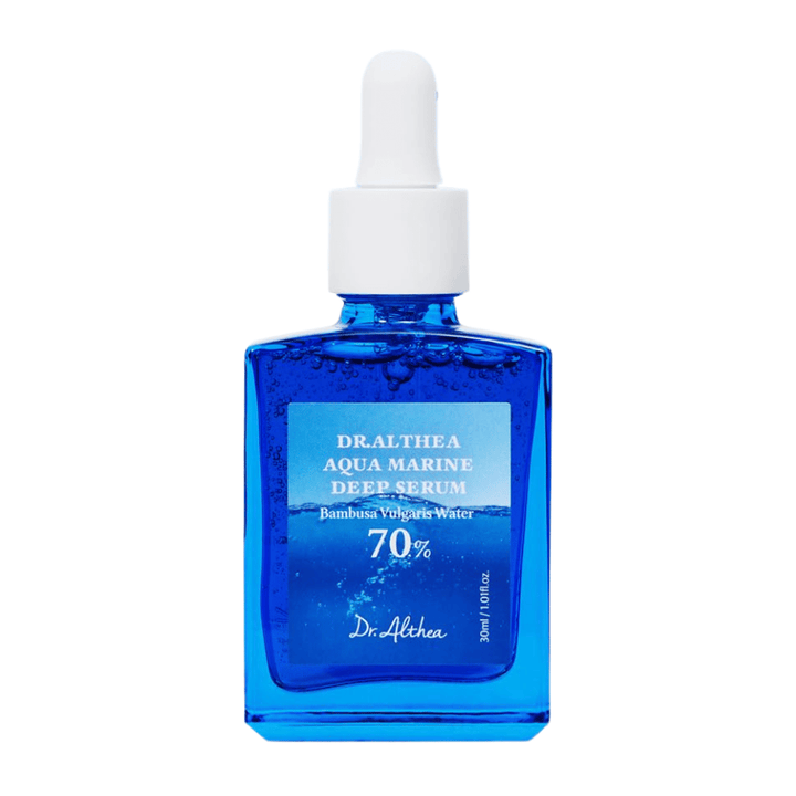 Dr. Althea Aqua Marine Deep Serum 30 ml v modrej sklenenej fľaši s pipetou, obohatené o 70 % Bambusa Vulgaris Water pre intenzívnu hydratáciu, upokojujúci efekt a zlepšenú kožnú bariéru.