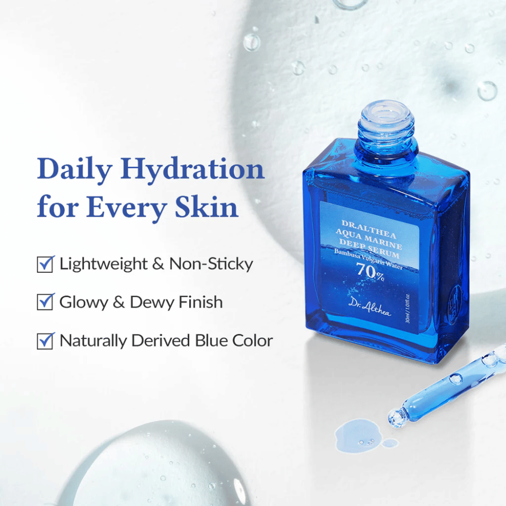 Dr. Althea Aqua Marine Deep Serum v modrej sklenenej fľaši s pipetou, ľahká a nelepkavá formula, ktorá poskytuje dennú hydratáciu, žiarivý a dewy finish a prirodzenú modrú farbu pre všetky typy pleti.