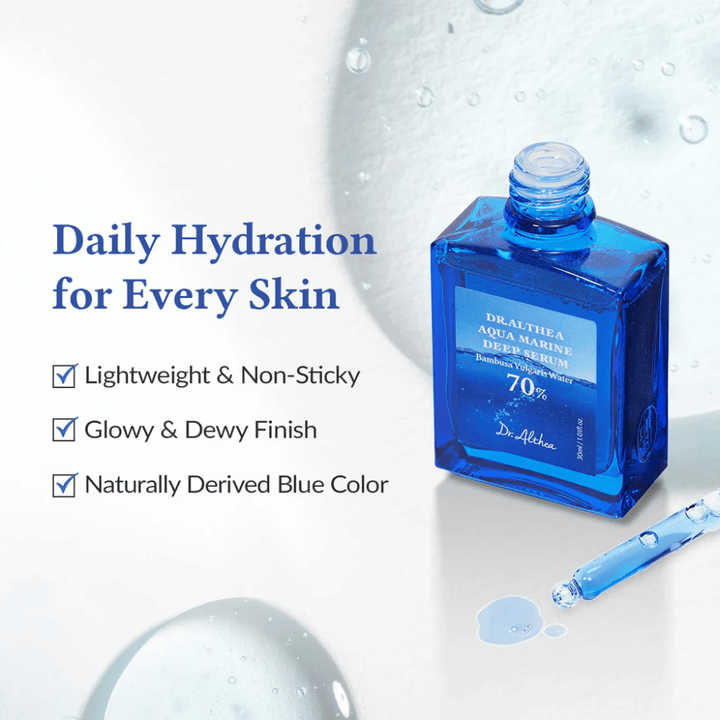 Dr. Althea Aqua Marine Deep Serum v modrej sklenenej fľaši s pipetou, ľahká a nelepkavá formula, ktorá poskytuje dennú hydratáciu, žiarivý a dewy finish a prirodzenú modrú farbu pre všetky typy pleti.