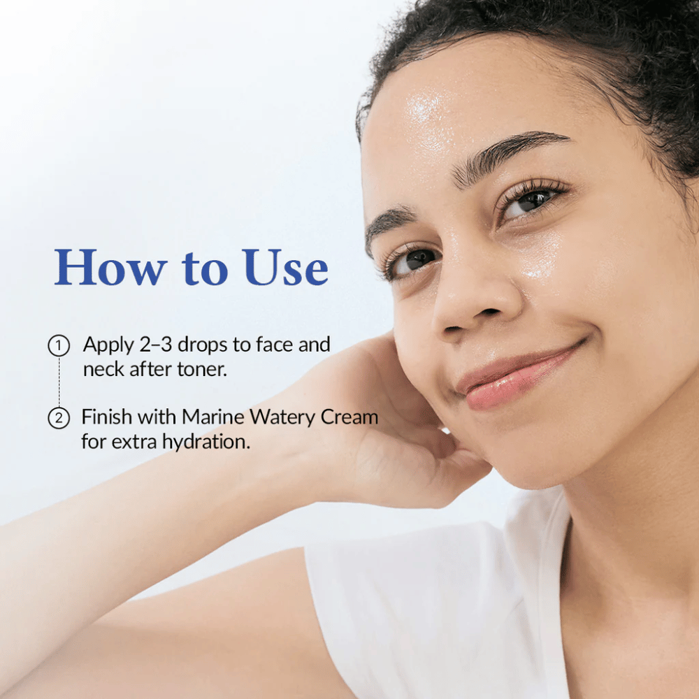 Žena s hydratovanou, žiarivou pokožkou, ktorá aplikovala sérum. Obrázok ukazuje, ako sa Dr. Althea Aqua Marine Deep Serum používa po toneri pre intenzívnu hydratáciu a lesk na tvári a krku.