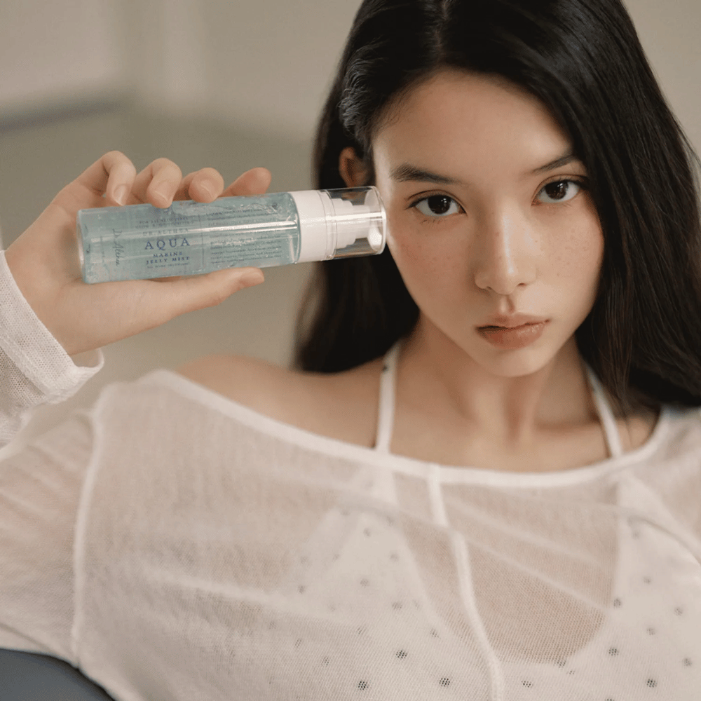 Dr. Althea Aqua Marine Jelly Mist použitá na tvár pre okamžitú hydratáciu, žiarivosť a sviežu pleť