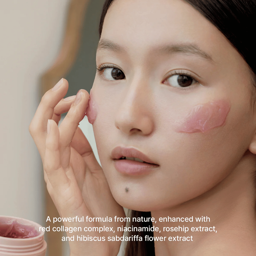 Model aplikuje Arencia Red Smoothie Serum 30 s červeným kolagénovým komplexom, niacínamidom, šípkou a ibištekom pre pevnejšiu pokožku.