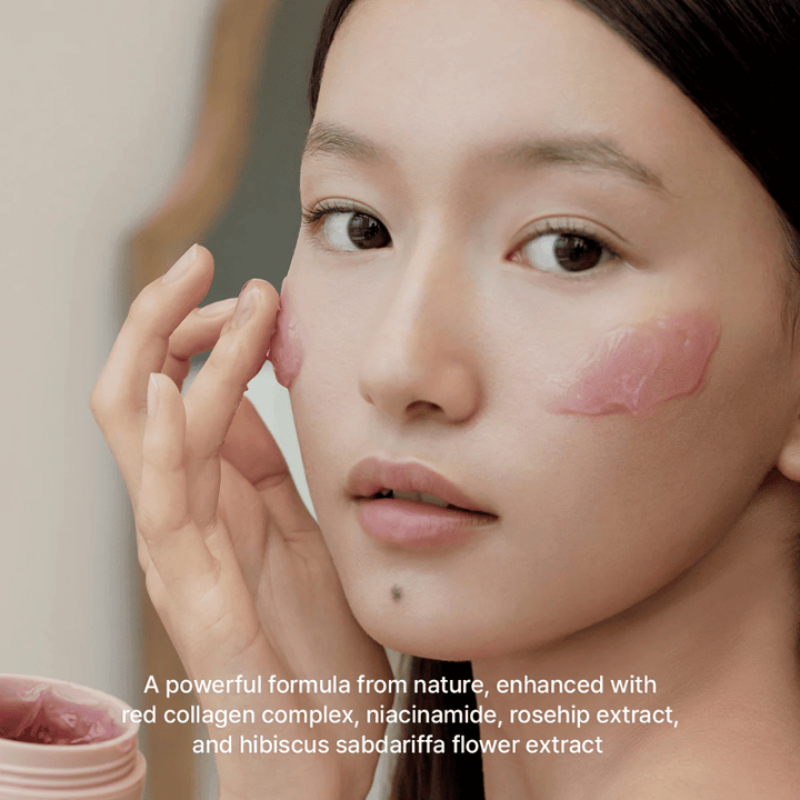 Model aplikuje Arencia Red Smoothie Serum 30 s červeným kolagénovým komplexom, niacínamidom, šípkou a ibištekom pre pevnejšiu pokožku.