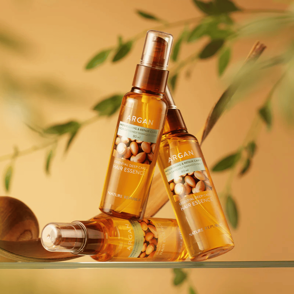 Tri fľaše Nature Republic Argan Essential Moisture Hair Oil s arganovým olejom – poskytuje výživu, lesk a opravuje poškodené vlasy.
