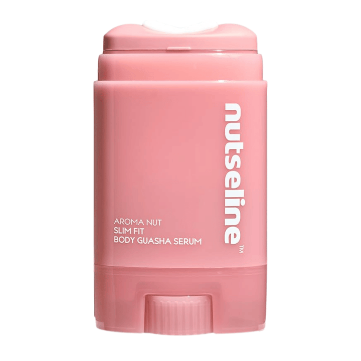Čistý produktový obrázok Nuseline Aroma Nut Slim Fit Body Guasha Serum na svetlom pozadí so zameraním na dizajn obalu.