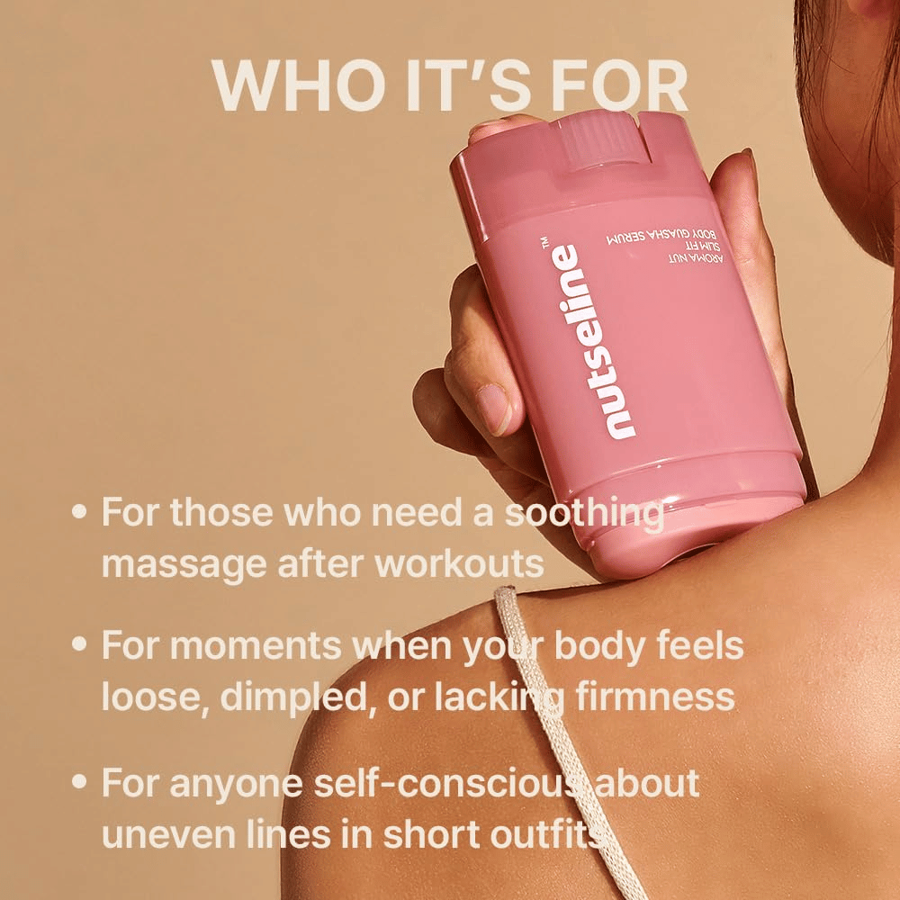 Modelka drží Nuseline Aroma Nut Slim Fit Body Guasha Serum pri ramene spolu s informáciami o tom, pre akých používateľov a potreby je produkt vhodný.
