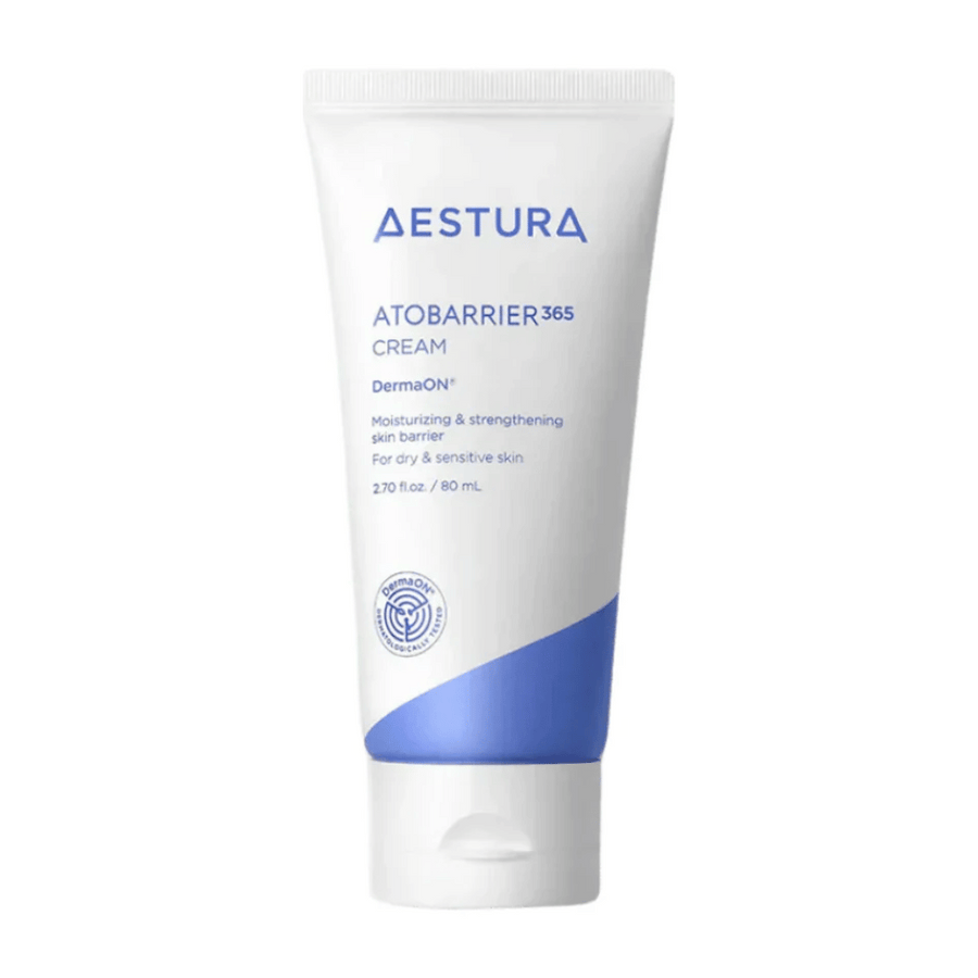 Aestura Atobarrier 365 Cream v 80 ml tube. Krém je navrhnutý na hydratáciu a posilnenie kožnej bariéry, špeciálne pre suchú a citlivú pokožku. Produkt prichádza v bielej tube s modrými detailmi a obsahuje DermaON™ pre optimálnu starostlivosť o pleť.