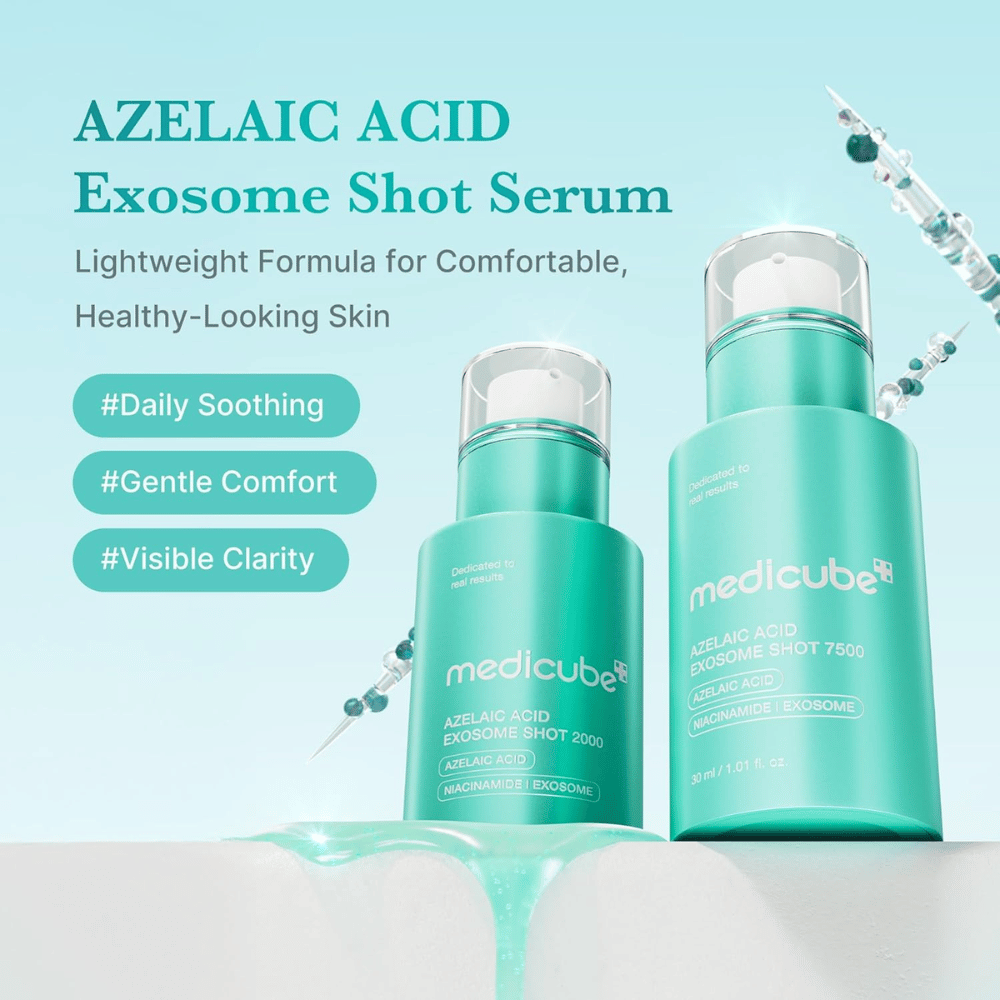 Produktový obrázok zobrazujúci dve veľkosti alebo koncentrácie séra Azelaic Acid Exosome Shot. Tyrkysový dizajn je kombinovaný s odkazom na každodennú upokojujúcu starostlivosť o pleť, komfort a zlepšenú čistotu pleti. Dekoratívne ilustrácie spikúl a kvapiek séra posilňujú vedecký dojem.