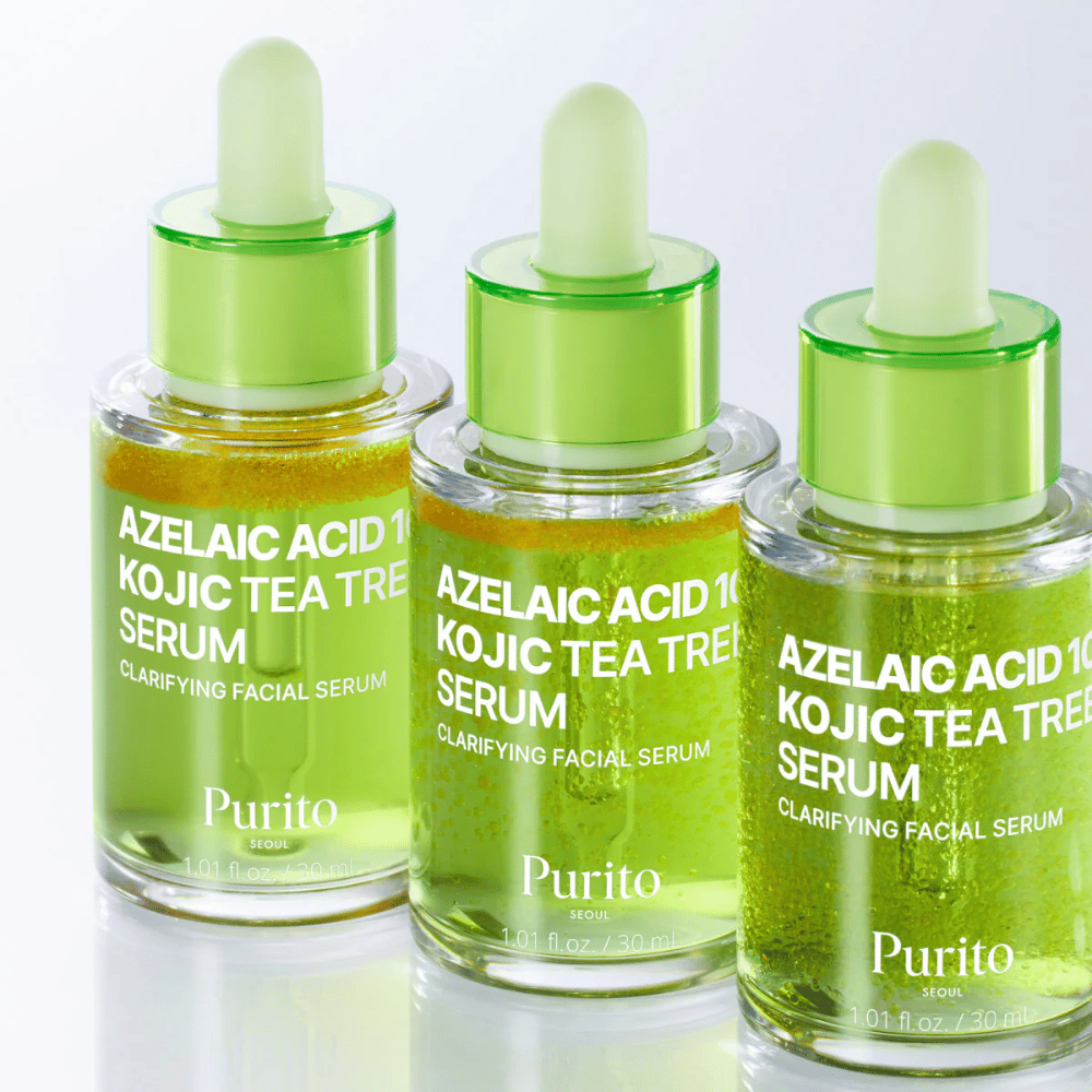 Tri fľaše Purito Azelaic Acid 10 Kojic Tea Tree Serum. Formula vyvažuje maz, znižuje póry a poskytuje rovnomernejší tón pleti.