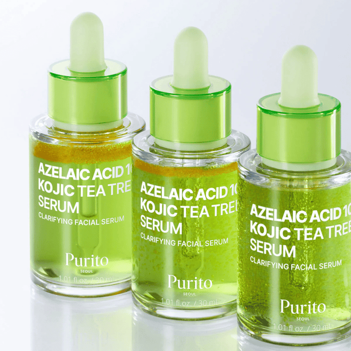 Tri fľaše Purito Azelaic Acid 10 Kojic Tea Tree Serum. Formula vyvažuje maz, znižuje póry a poskytuje rovnomernejší tón pleti.