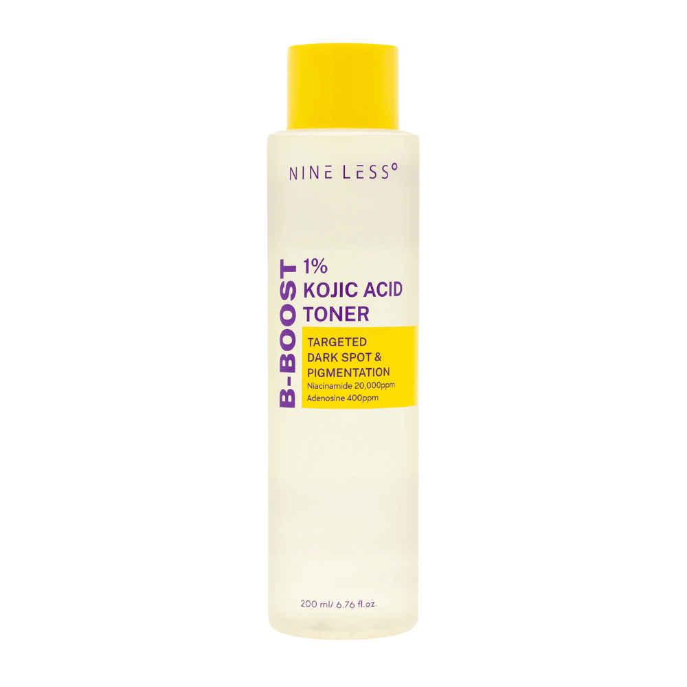 Obrázok produktu NINE LESS B-Boost 1% Kojic Acid Toner, svetložltá fľaša so žltým viečkom a fialovým textom. Toner s kyselinou kojovou a niacínamidom, ktorý redukuje pigmentové škvrny.