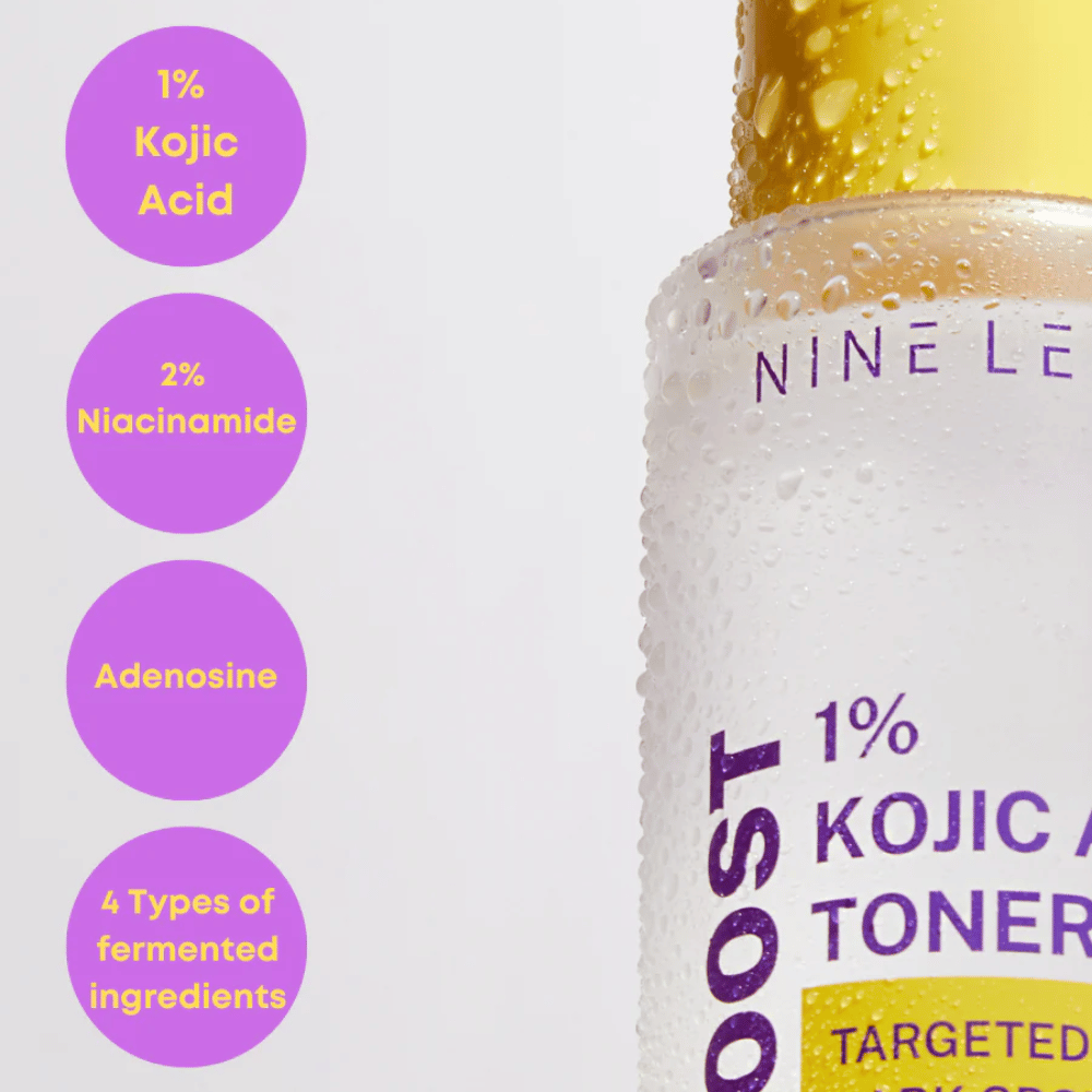 Fľaša s NINE LESS B-Boost 1% Kojic Acid Toner s kvapkami na povrchu. Zobrazuje kľúčové ingrediencie: 1 % kyselina kojová, 2 % niacínamid, adenozín a 4 typy fermentovaných ingrediencií proti tmavým škvrnám.