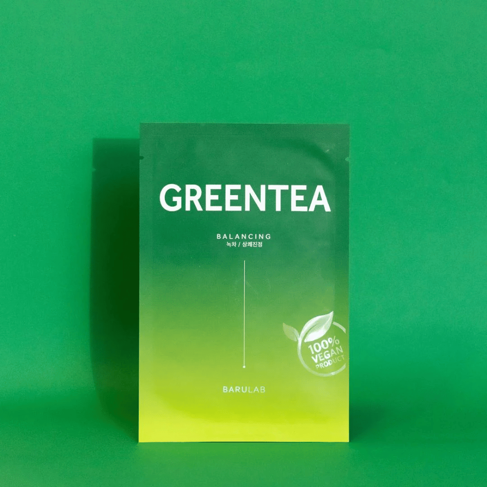 Balenie od BARULAB pre masku "GREENTEA Balancing", označené ako "100% Vegan Product". Farba balenia prechádza z tmavozelenej hore na svetlejšiu zelenú dole, na jednotnom zelenom pozadí.