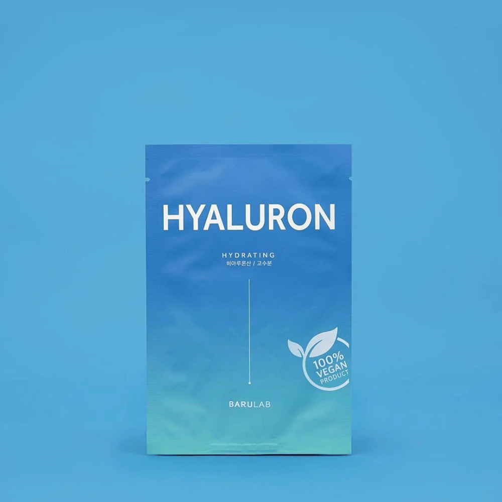 Balenie masky BARULAB "HYALURON Hydrating", označené ako "100% Vegan Product", pred jednotným modrým pozadím. Balenie má farebný prechod z tmavomodrej do svetlomodrej.