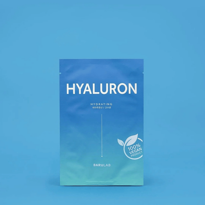 Balenie masky BARULAB "HYALURON Hydrating", označené ako "100% Vegan Product", pred jednotným modrým pozadím. Balenie má farebný prechod z tmavomodrej do svetlomodrej.