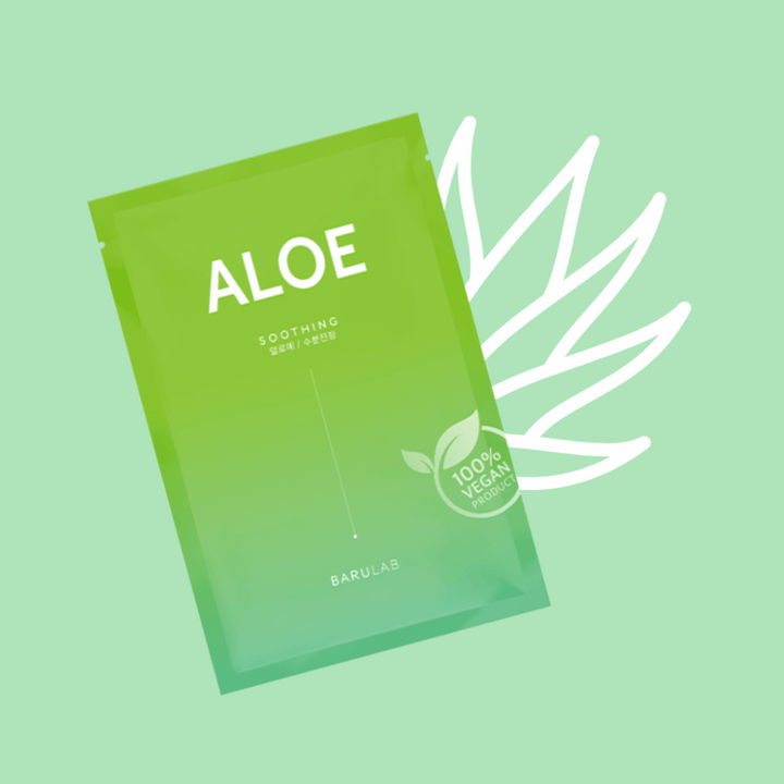 Balenie produktu BARULAB "Aloe Soothing" maska je zobrazené pred ilustráciou listov aloe vera. Produkt je označený ako "100% Vegan Product" na mäkkom zelenom pozadí.