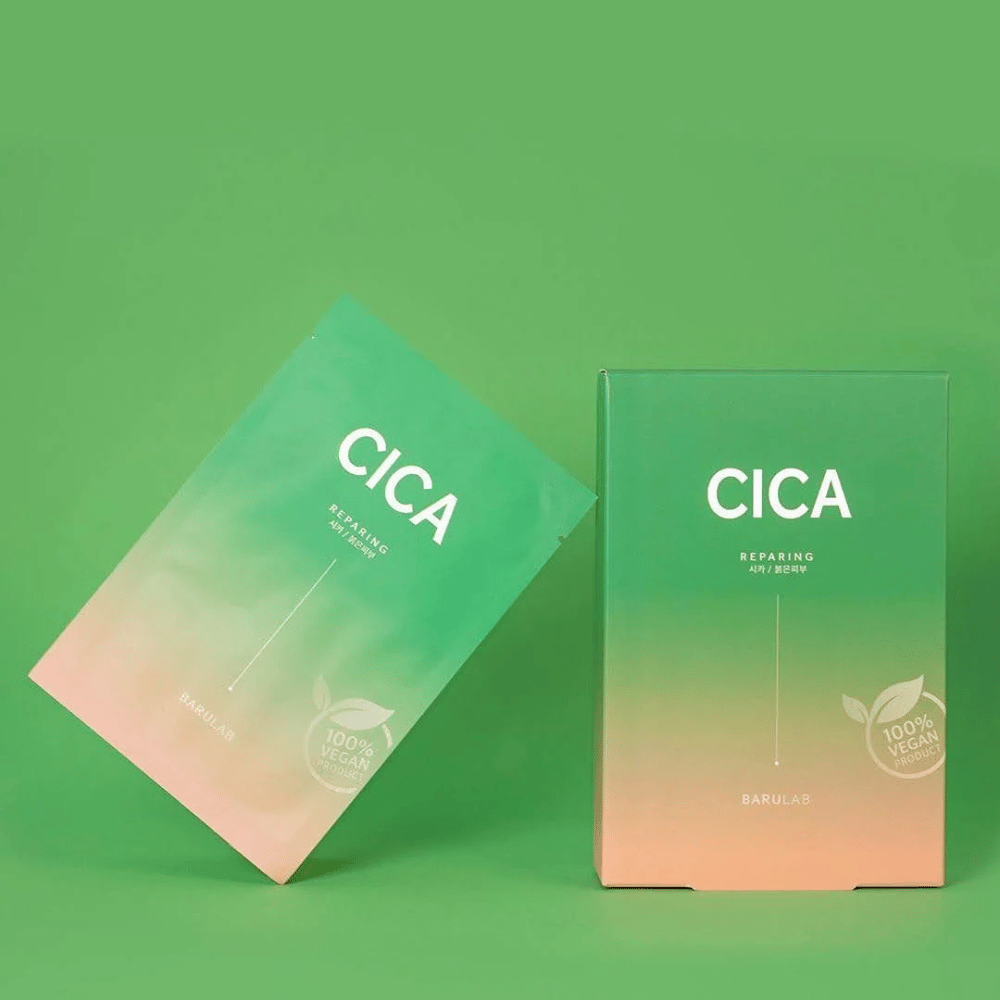 Dva produkty od BARULAB, jeden v sáčku a jeden v krabici, oba označené s "CICA Repairing" na jednotnom zelenom pozadí. Produkty sú tiež označené ako "100% Vegan Product".
