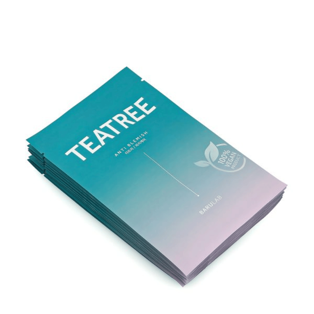 Kopa balení masiek BARULAB "TEATREE Anti Blemish", všetky označené ako "100% Vegan Product". Balenia majú jednotnú tyrkysovú farbu.