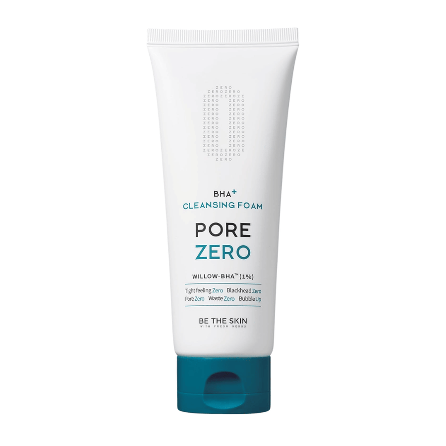 Izolovaný produktový obrázok Be The Skin Pore Zero BHA+ Cleansing Foam s bielou tubou a modrým uzáverom. Minimalistický dizajn zvýrazňuje modernú a klinickú estetiku produktu, ako aj zameranie na starostlivosť o póry a jemnú exfoliáciu.