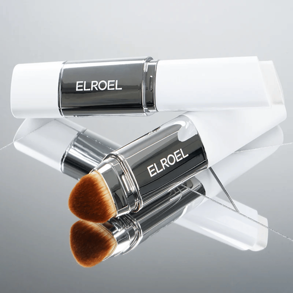 ELROEL Blanc Cover Cream Stick s integrovaným štetcom umiestneným na zrkadlovom povrchu, aby sa ukázala jemná štetina a rovnomerná aplikácia.