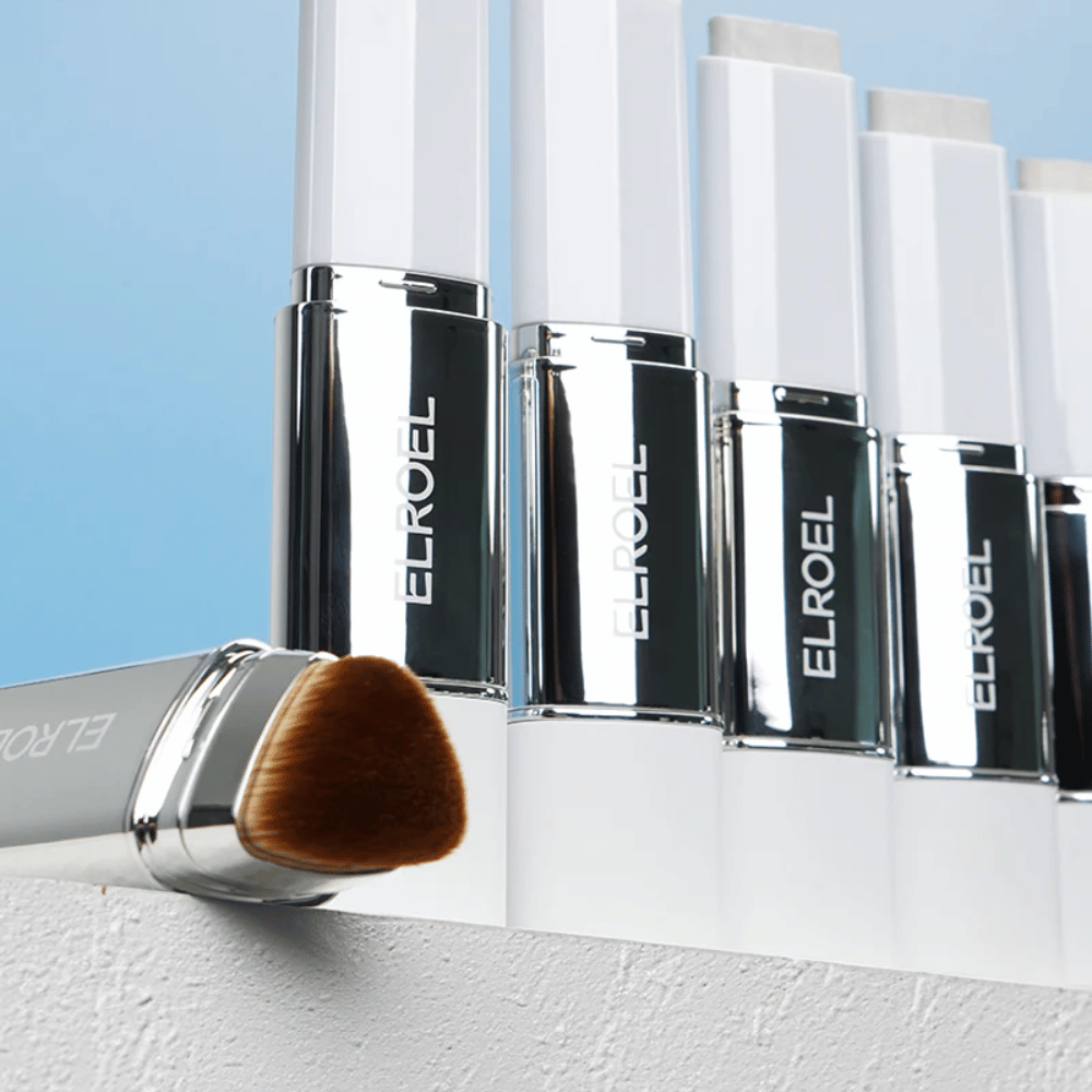 ELROEL Blanc Cover Cream Stick concealer s viacerými odtieňmi aplikovanými ako vzorky, ktoré ukazujú farbu, krytie a krémovú konzistenciu.