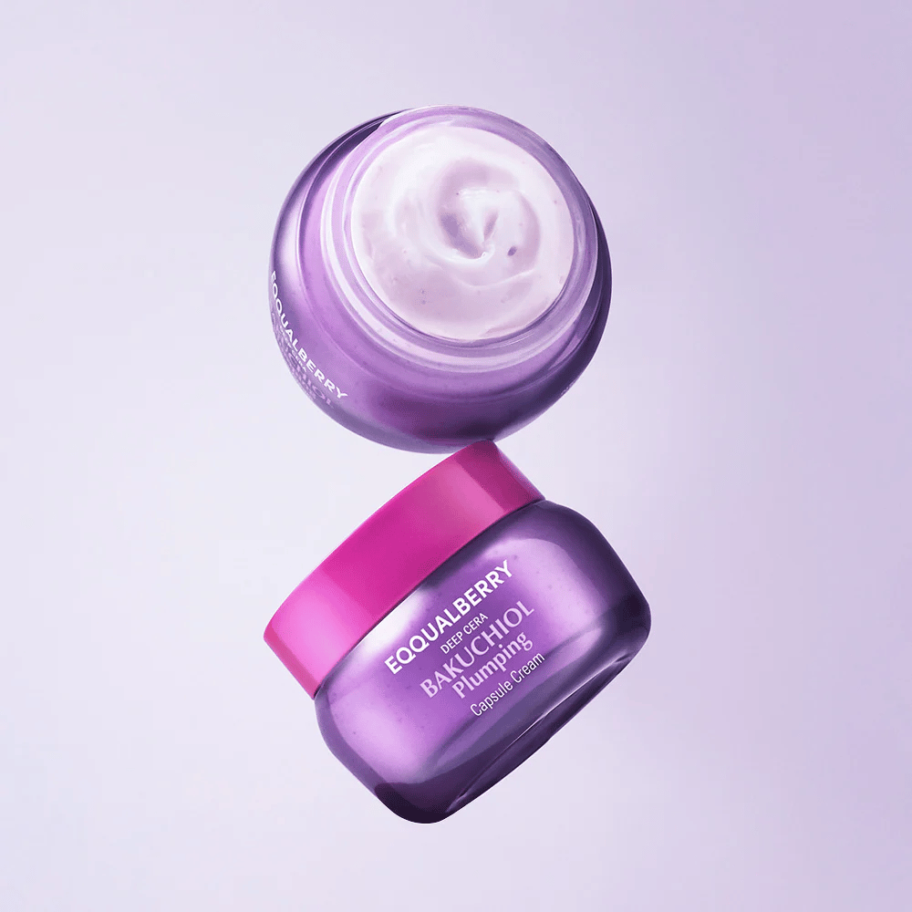 Dve otvorené nádoby EQQUALBERRY Bakuchiol Plumping Capsule Cream vo fialovom obale s ružovým vrchnákom. Krémová textúra je jasne viditeľná zhora.