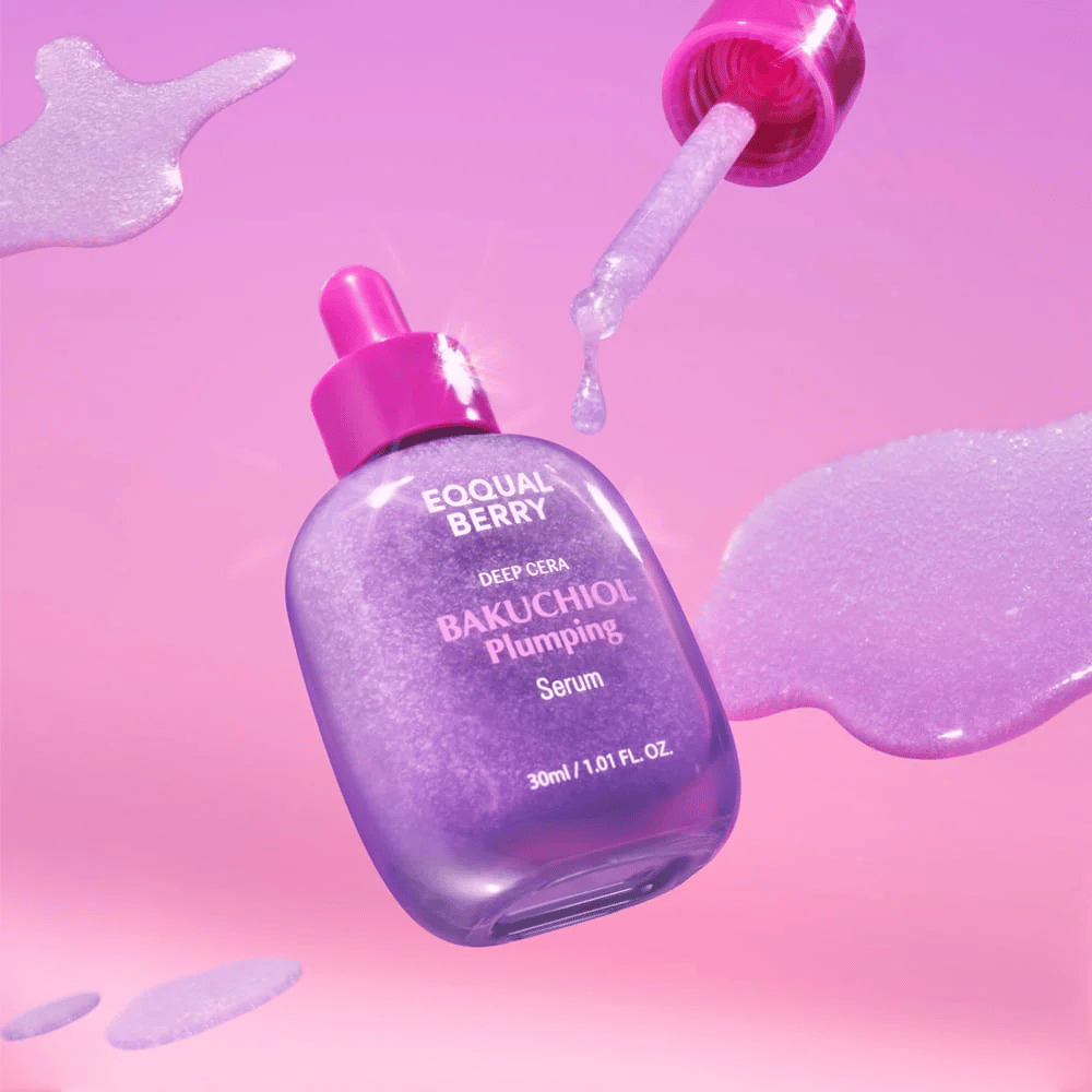 Equal Berry Bakuchiol Plumping Serum v fialovej trblietavej fľaši s ružovou pipetou. Kvapky séra a pozadie v jemných ružových tónoch pre luxusný pocit.