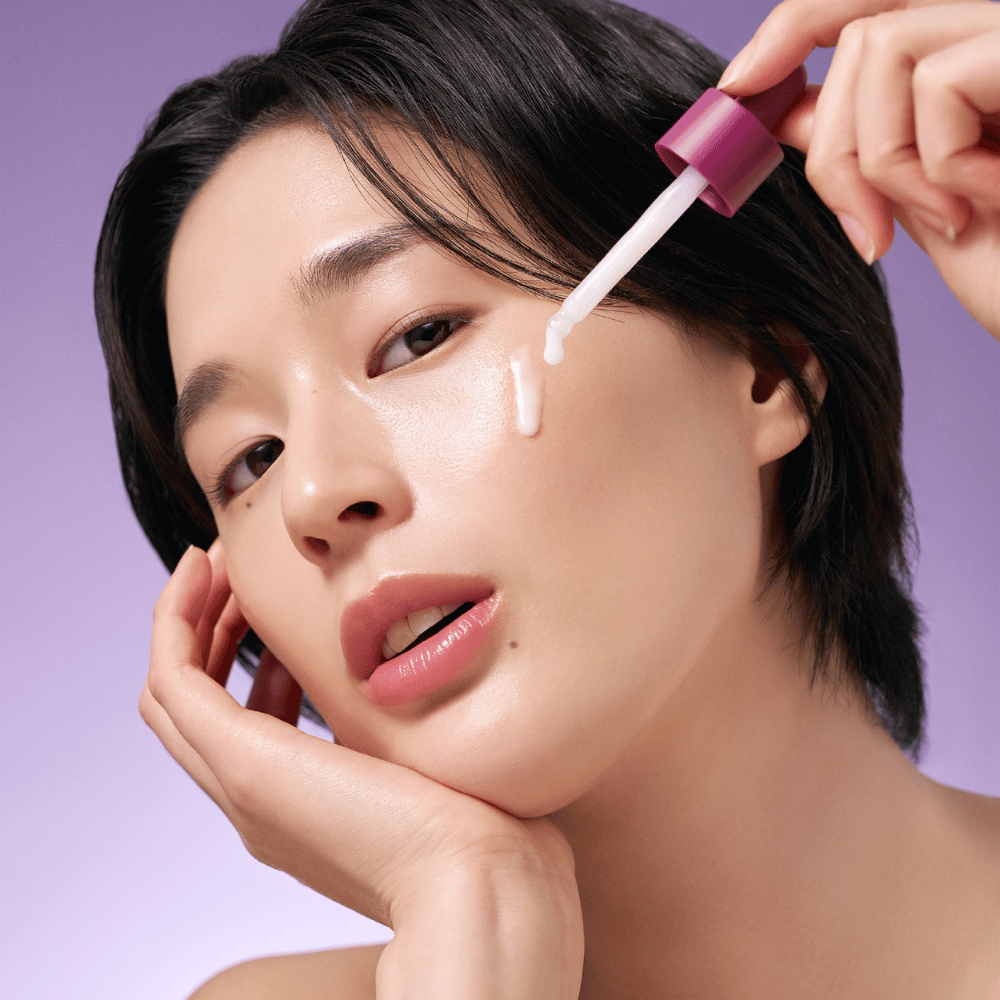 Bakuchiol Timeless Bloom Revitalizing Serum je prírodná alternatíva k retinolu, ktorá pomáha znižovať jemné linky a nerovnomerný tón pleti. S jemnou formulou je ideálny pre citlivú pleť a poskytuje žiarivý, hydratovaný vzhľad.