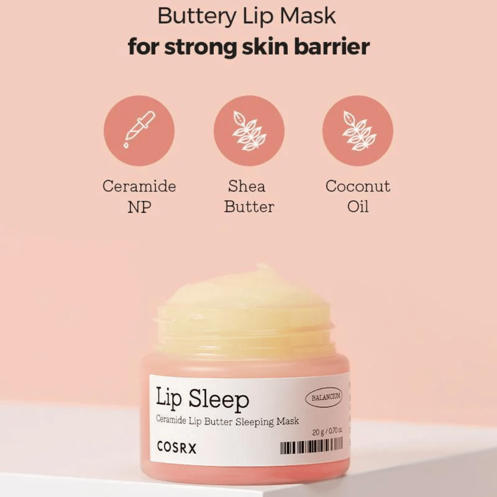 COSRX Lip Sleep s textom o ingredienciách: ceramid NP, bambucké maslo a kokosový olej – maslová nočná maska, ktorá posilňuje ochrannú bariéru pier.